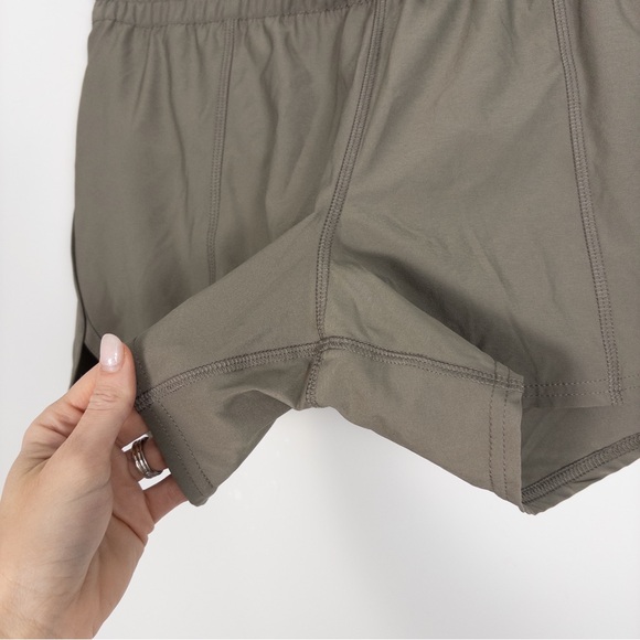 Vuori Clemintine Active Shorts in Light Oregano - Picture 4 of 8